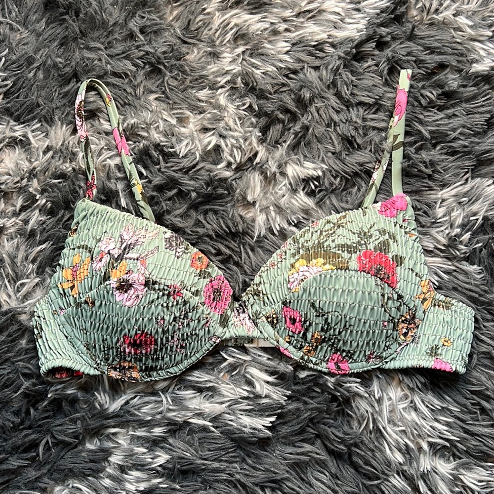 Lightly lined bathing suit top
